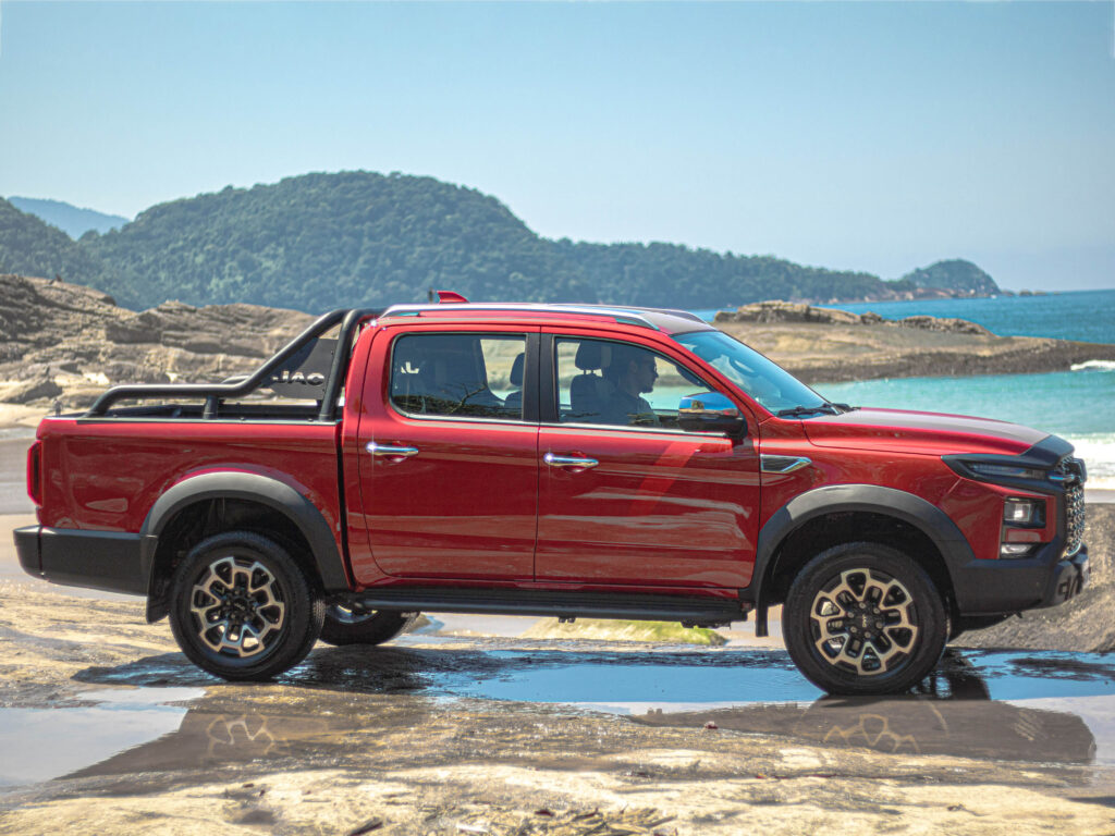 JAC Hunter na chuva na fazenda