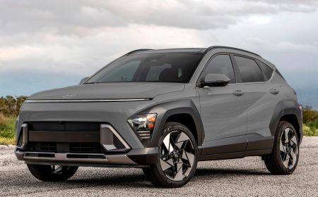 O Kona híbrido associa o motor Kappa 1.6 turbo com transmissão DCT de 6 marchas ao elétrico com bateria de 1,32 kWh, com potência e torque combinados de 141 cavalos e 27 kgfm